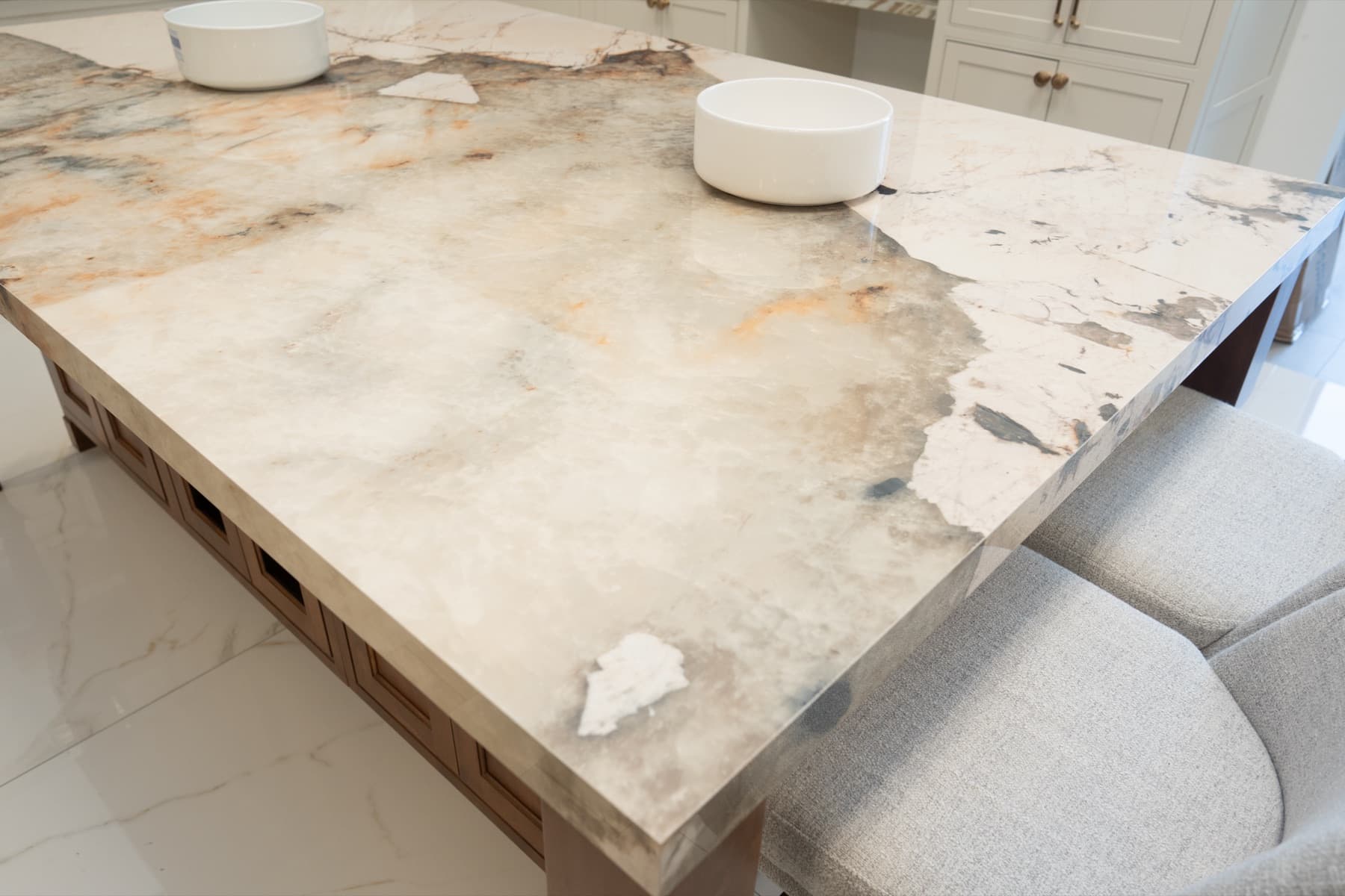 Close view of a Magellano island top with dramatic earth-toned veining